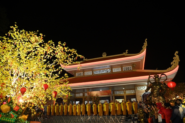 Đêm giao thừa chào đón năm Ất Tỵ 2025