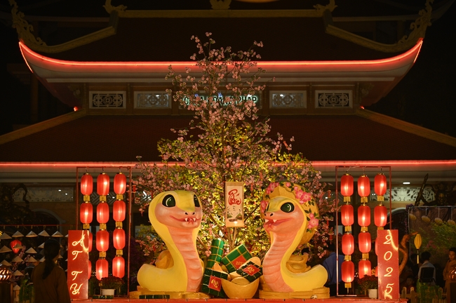 Đêm giao thừa chào đón năm Ất Tỵ 2025