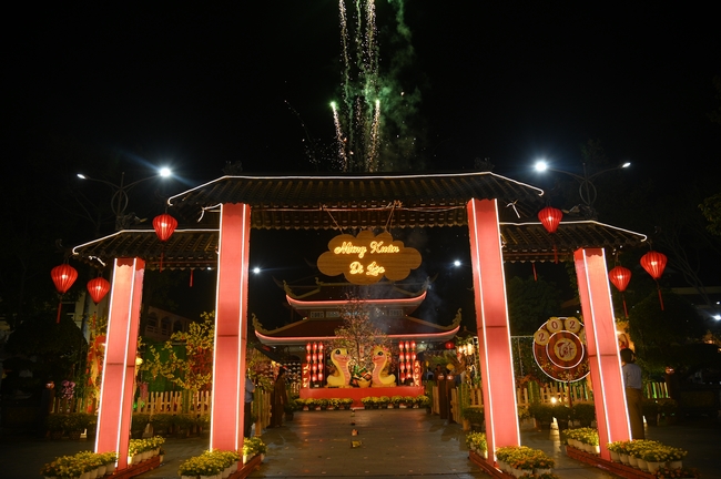 Đêm giao thừa chào đón năm Ất Tỵ 2025