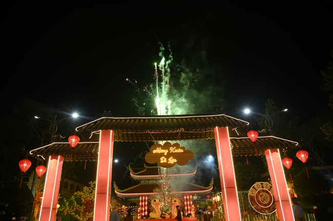 Đêm giao thừa chào đón năm Ất Tỵ 2025