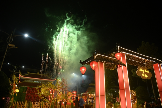 Đêm giao thừa chào đón năm Ất Tỵ 2025