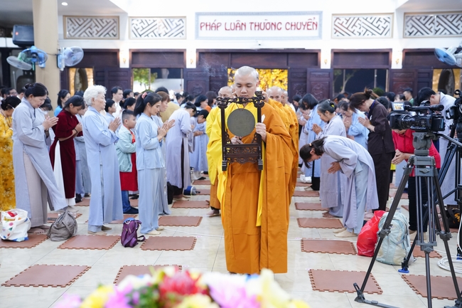 Đêm giao thừa chào đón năm Ất Tỵ 2025