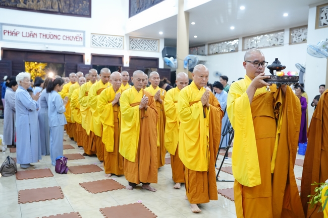 Đêm giao thừa chào đón năm Ất Tỵ 2025