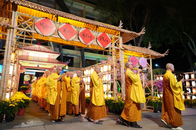 Đêm giao thừa chào đón năm Ất Tỵ 2025