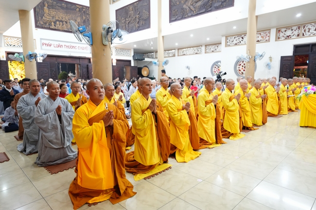 Đêm giao thừa chào đón năm Ất Tỵ 2025