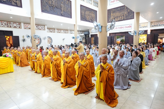 Đêm giao thừa chào đón năm Ất Tỵ 2025