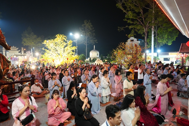 Đêm giao thừa chào đón năm Ất Tỵ 2025