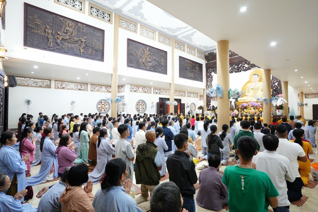 Đêm giao thừa chào đón năm Ất Tỵ 2025