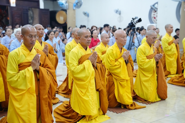 Đêm giao thừa chào đón năm Ất Tỵ 2025