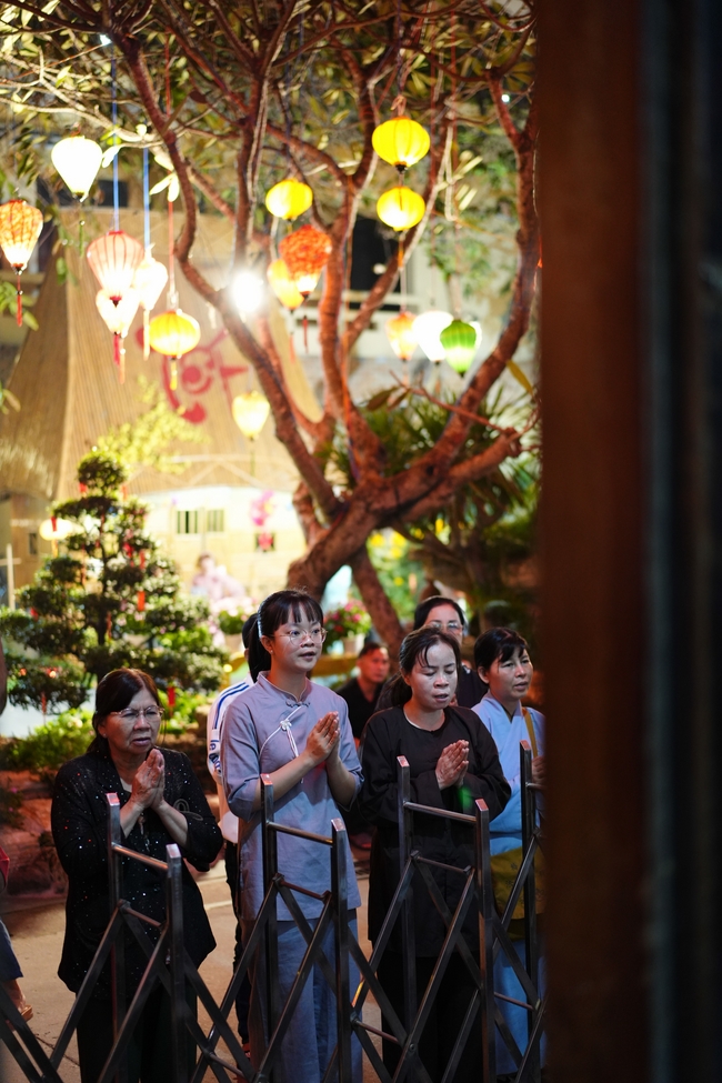 Đêm giao thừa chào đón năm Ất Tỵ 2025