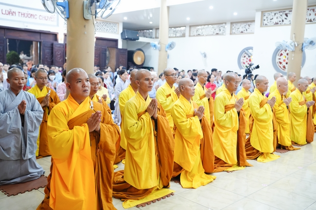 Đêm giao thừa chào đón năm Ất Tỵ 2025