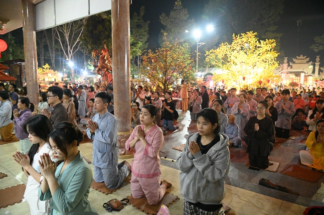 Đêm giao thừa chào đón năm Ất Tỵ 2025