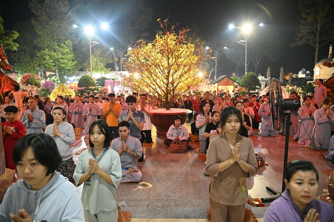 Đêm giao thừa chào đón năm Ất Tỵ 2025