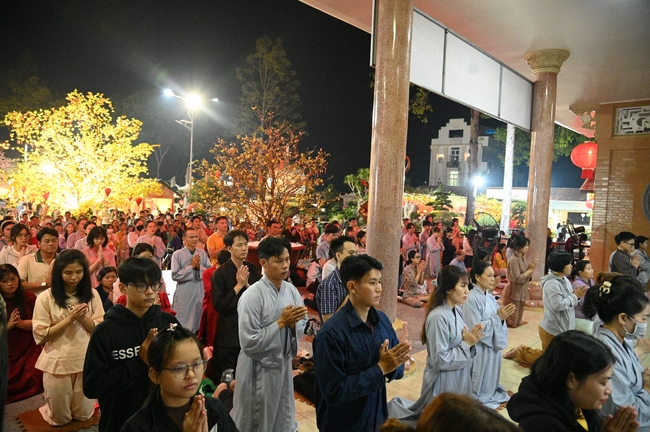 Đêm giao thừa chào đón năm Ất Tỵ 2025