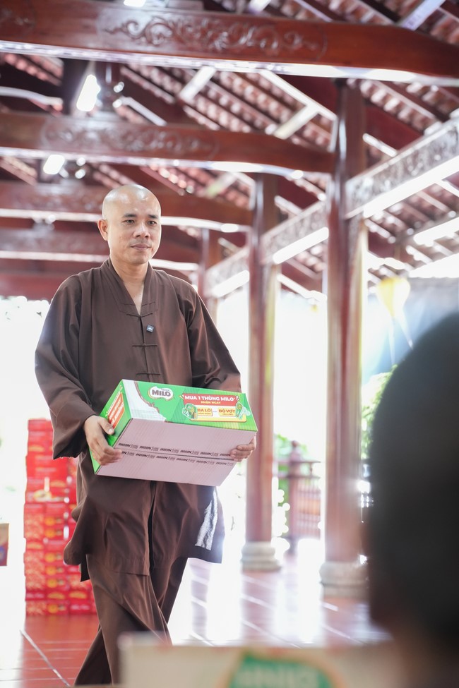 Từ thiện: Tặng quà Trung Thu tại Bệnh Viện Nhi Đồng Thành Phố HCM