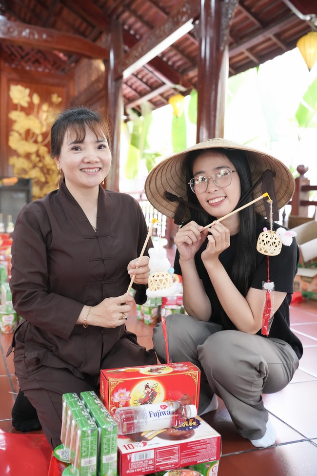 Từ thiện: Tặng quà Trung Thu tại Bệnh Viện Nhi Đồng Thành Phố HCM