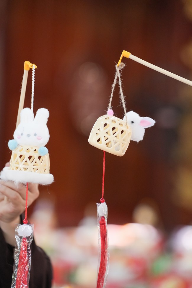 Từ thiện: Tặng quà Trung Thu tại Bệnh Viện Nhi Đồng Thành Phố HCM