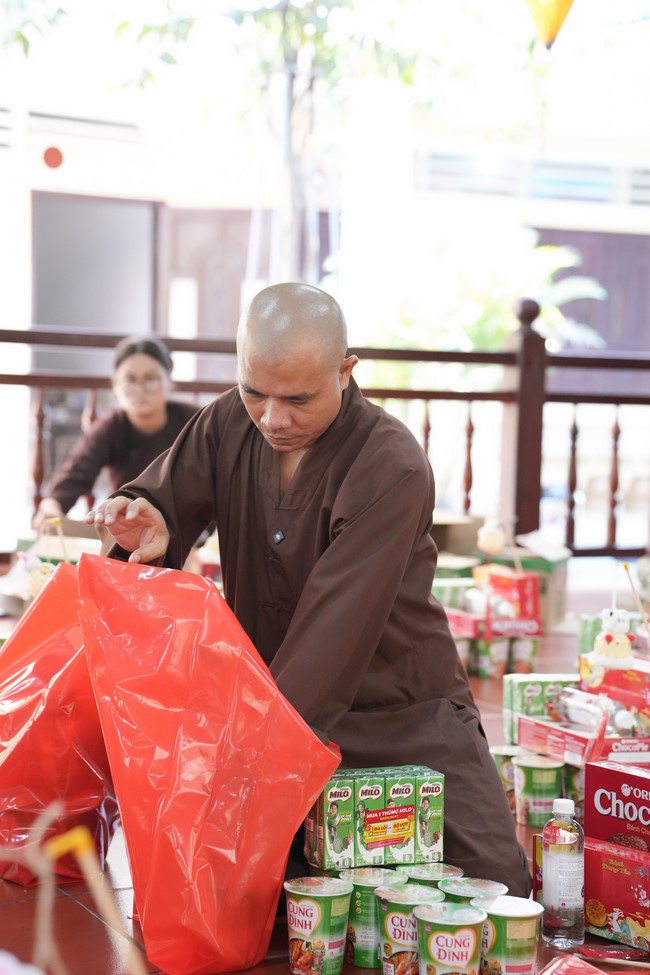 Từ thiện: Tặng quà Trung Thu tại Bệnh Viện Nhi Đồng Thành Phố HCM