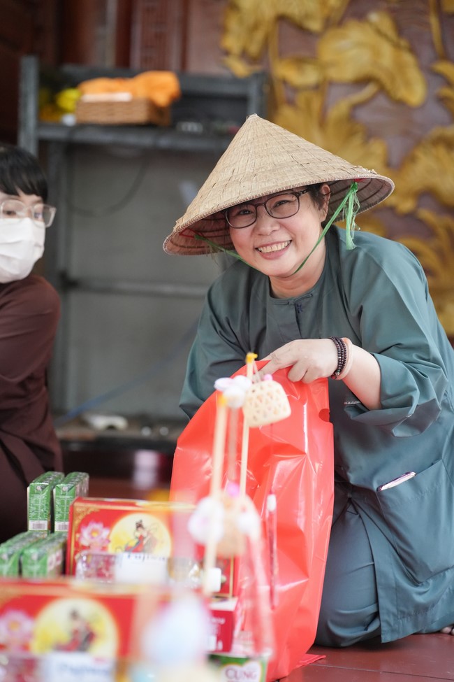 Từ thiện: Tặng quà Trung Thu tại Bệnh Viện Nhi Đồng Thành Phố HCM