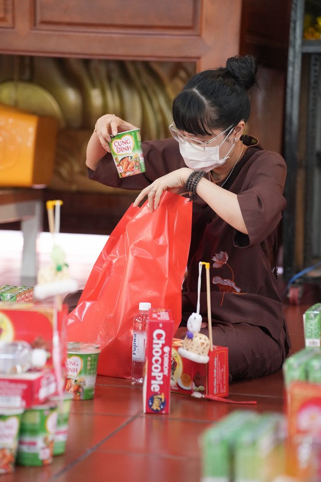 Từ thiện: Tặng quà Trung Thu tại Bệnh Viện Nhi Đồng Thành Phố HCM