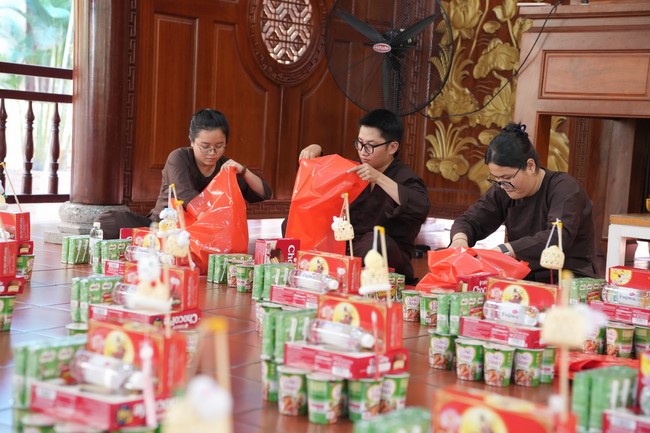 Từ thiện: Tặng quà Trung Thu tại Bệnh Viện Nhi Đồng Thành Phố HCM