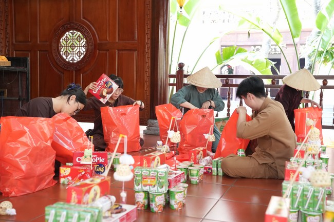 Từ thiện: Tặng quà Trung Thu tại Bệnh Viện Nhi Đồng Thành Phố HCM