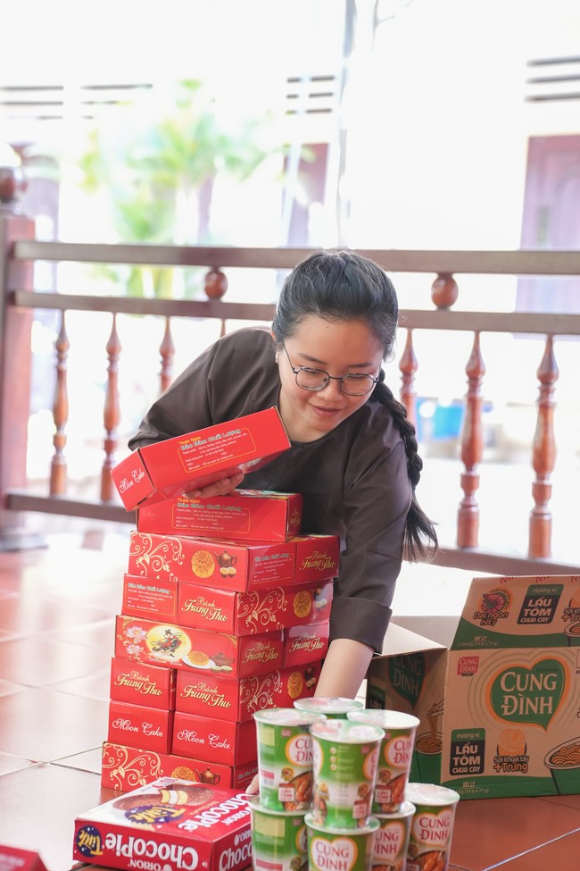 Từ thiện: Tặng quà Trung Thu tại Bệnh Viện Nhi Đồng Thành Phố HCM