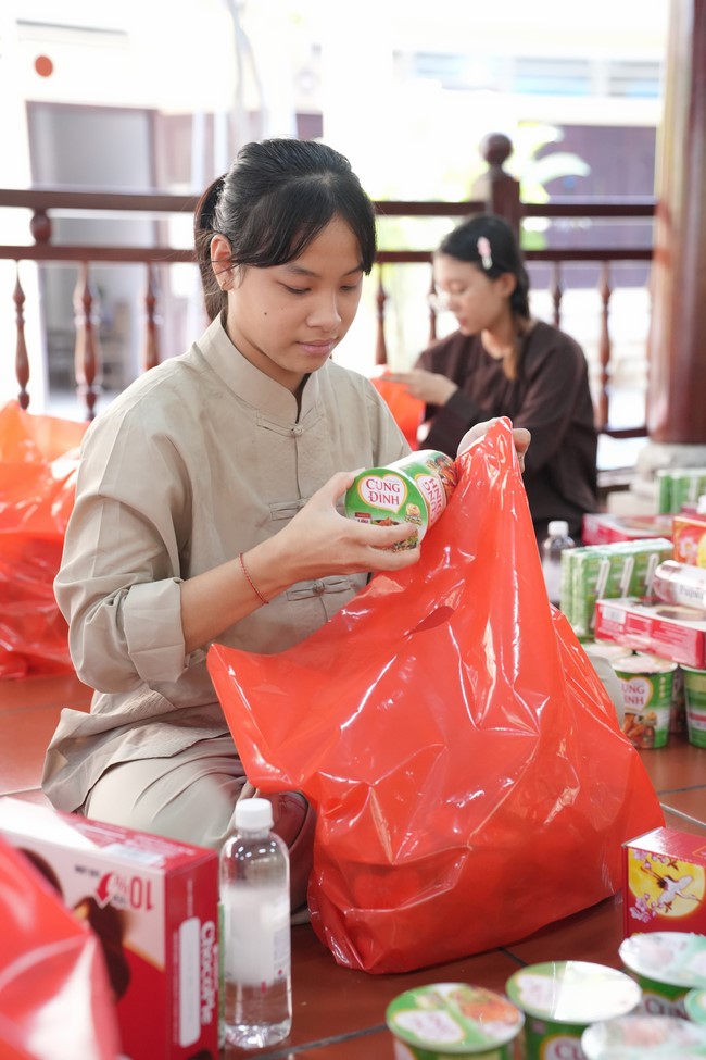 Từ thiện: Tặng quà Trung Thu tại Bệnh Viện Nhi Đồng Thành Phố HCM