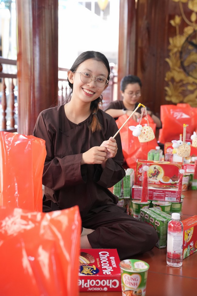 Từ thiện: Tặng quà Trung Thu tại Bệnh Viện Nhi Đồng Thành Phố HCM