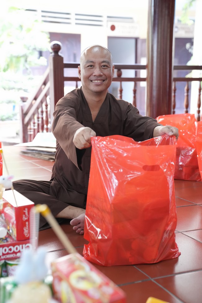 Từ thiện: Tặng quà Trung Thu tại Bệnh Viện Nhi Đồng Thành Phố HCM