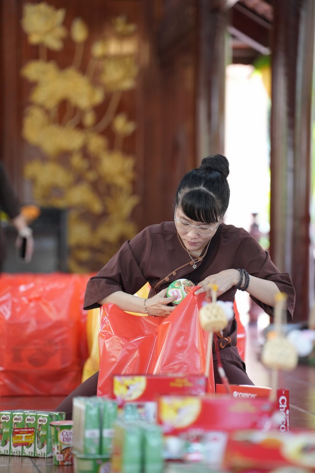 Từ thiện: Tặng quà Trung Thu tại Bệnh Viện Nhi Đồng Thành Phố HCM