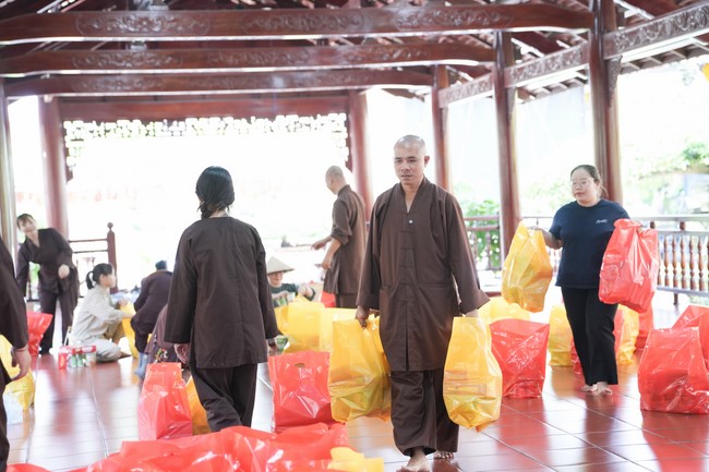 Từ thiện: Tặng quà Trung Thu tại Bệnh Viện Nhi Đồng Thành Phố HCM