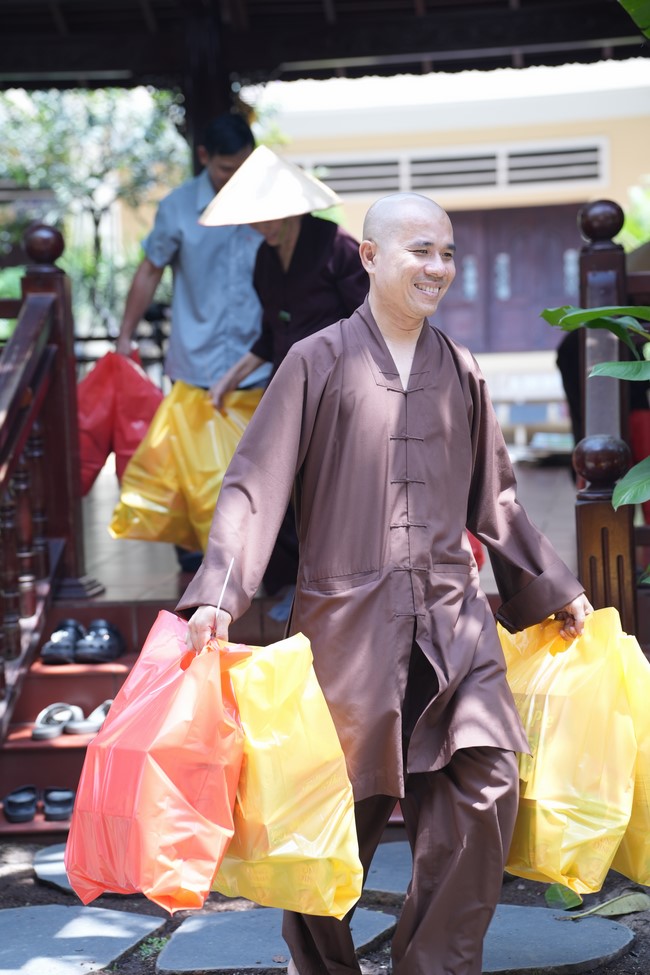 Từ thiện: Tặng quà Trung Thu tại Bệnh Viện Nhi Đồng Thành Phố HCM