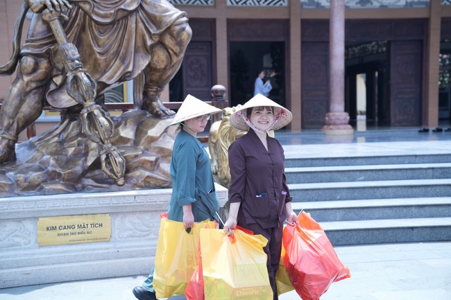 Từ thiện: Tặng quà Trung Thu tại Bệnh Viện Nhi Đồng Thành Phố HCM