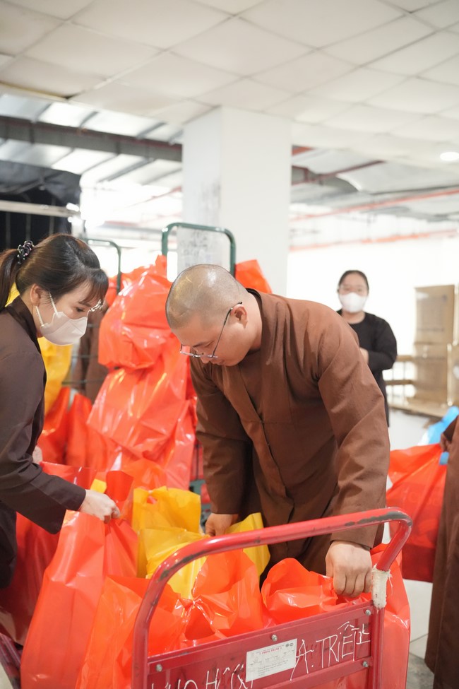 Từ thiện: Tặng quà Trung Thu tại Bệnh Viện Nhi Đồng Thành Phố HCM