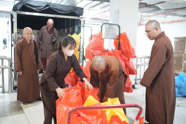 Từ thiện: Tặng quà Trung Thu tại Bệnh Viện Nhi Đồng Thành Phố HCM