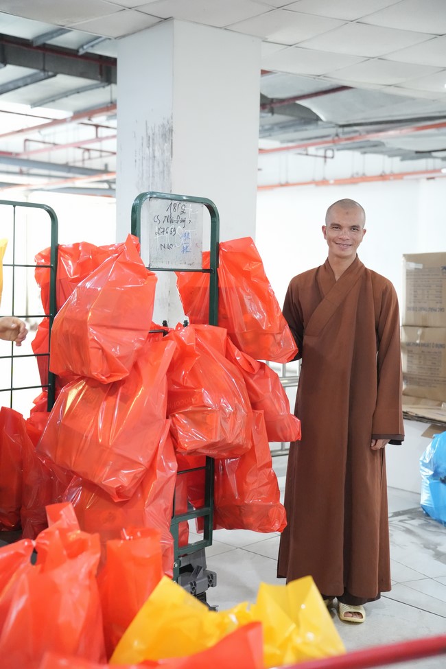 Từ thiện: Tặng quà Trung Thu tại Bệnh Viện Nhi Đồng Thành Phố HCM