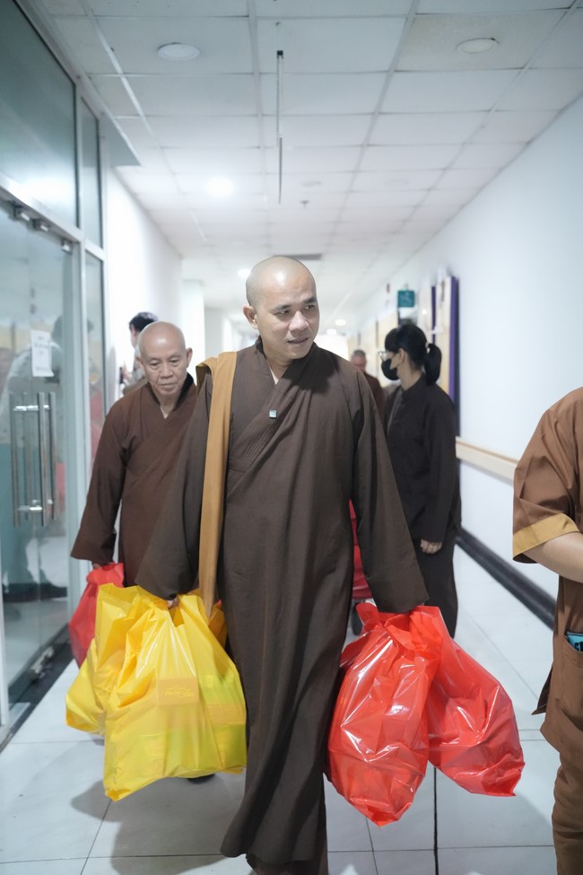 Từ thiện: Tặng quà Trung Thu tại Bệnh Viện Nhi Đồng Thành Phố HCM