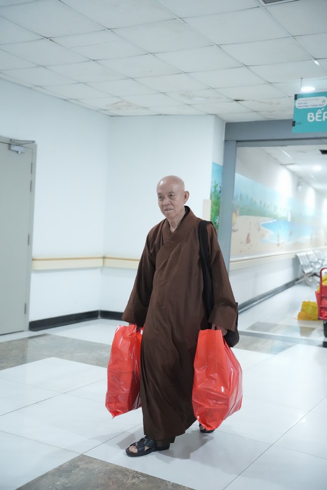 Từ thiện: Tặng quà Trung Thu tại Bệnh Viện Nhi Đồng Thành Phố HCM