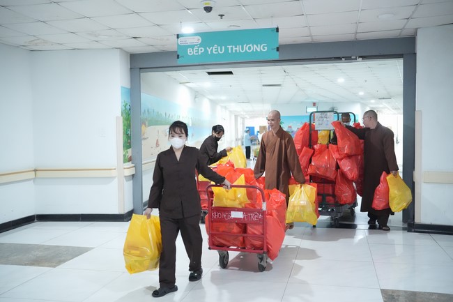 Từ thiện: Tặng quà Trung Thu tại Bệnh Viện Nhi Đồng Thành Phố HCM