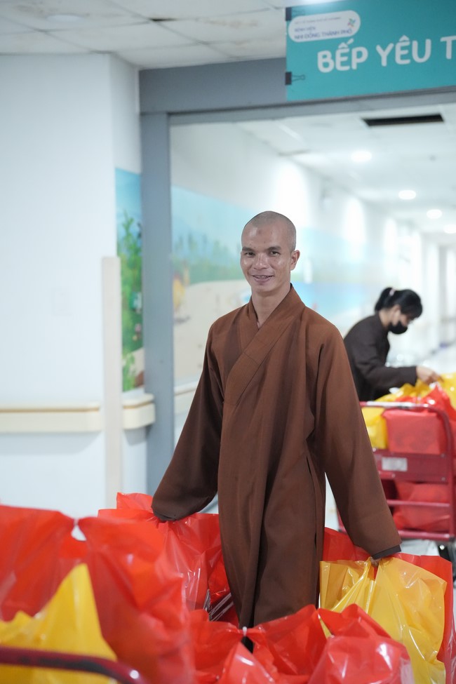 Từ thiện: Tặng quà Trung Thu tại Bệnh Viện Nhi Đồng Thành Phố HCM