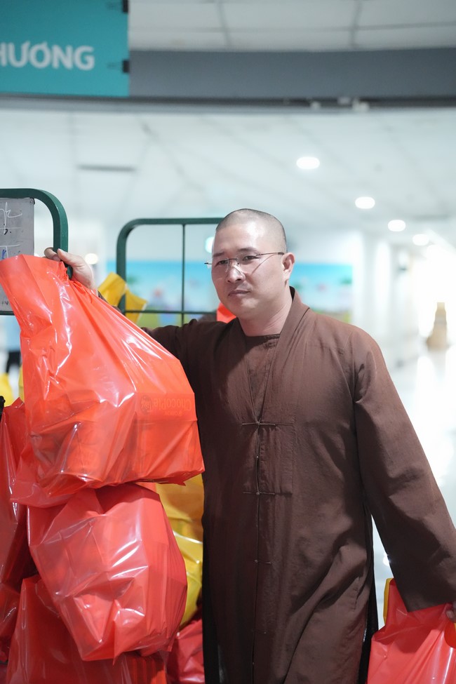 Từ thiện: Tặng quà Trung Thu tại Bệnh Viện Nhi Đồng Thành Phố HCM