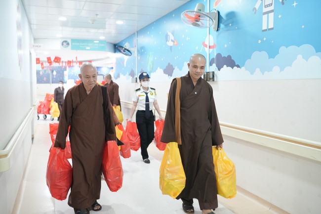 Từ thiện: Tặng quà Trung Thu tại Bệnh Viện Nhi Đồng Thành Phố HCM