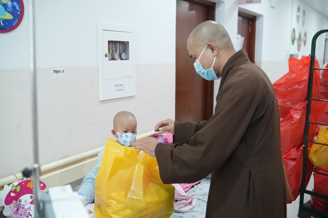 Từ thiện: Tặng quà Trung Thu tại Bệnh Viện Nhi Đồng Thành Phố HCM