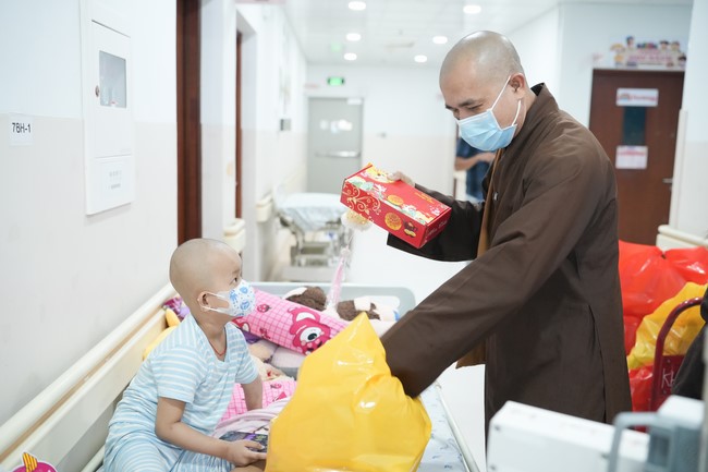 Từ thiện: Tặng quà Trung Thu tại Bệnh Viện Nhi Đồng Thành Phố HCM