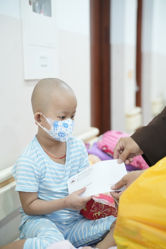 Từ thiện: Tặng quà Trung Thu tại Bệnh Viện Nhi Đồng Thành Phố HCM