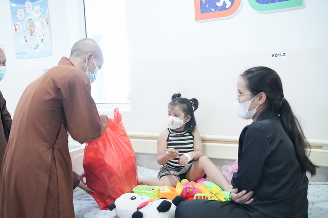 Từ thiện: Tặng quà Trung Thu tại Bệnh Viện Nhi Đồng Thành Phố HCM