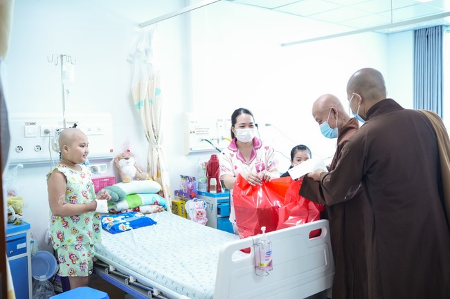 Từ thiện: Tặng quà Trung Thu tại Bệnh Viện Nhi Đồng Thành Phố HCM