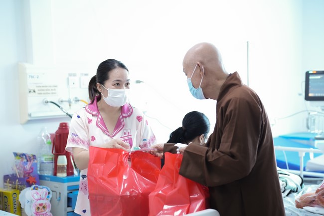 Từ thiện: Tặng quà Trung Thu tại Bệnh Viện Nhi Đồng Thành Phố HCM