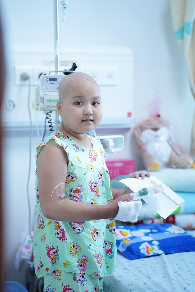 Từ thiện: Tặng quà Trung Thu tại Bệnh Viện Nhi Đồng Thành Phố HCM